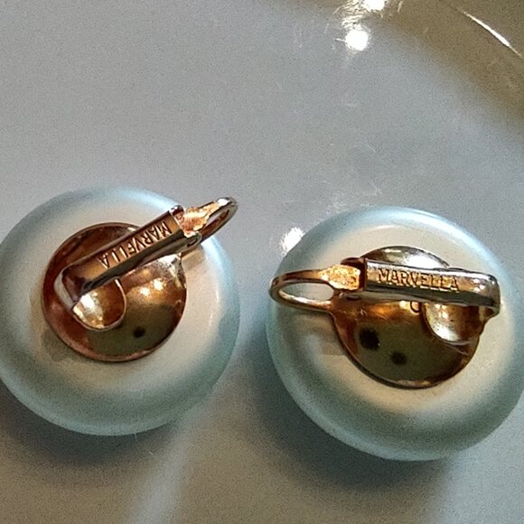 VTG Marvella Button Style Light Blue Big Pearl Gold Tone Clip On Earrings - Picture 5 of 6